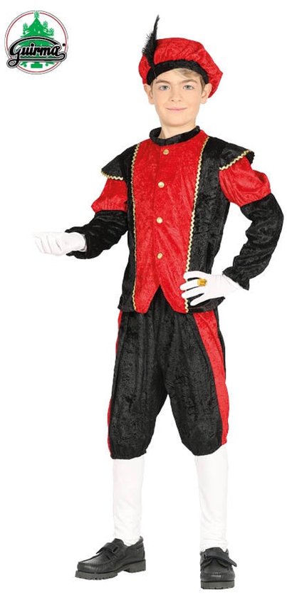 Jongen in een zwart-rood Pietenpak met baret met veer. Draagt witte handschoenen en witte kousen.