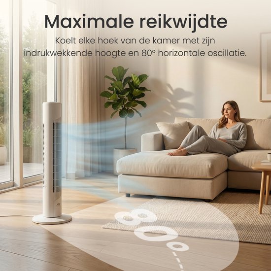 Een witte JAP torenventilator blaast lucht in een woonkamer, met een vrouw die ontspant op de bank.