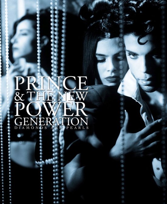 Prince omarmt een vrouw, met een andere vrouw op de achtergrond. Parels in de voorgrond. Blauwtinten, 'Prince & The New Power Generation Diamonds and Pearls'.
