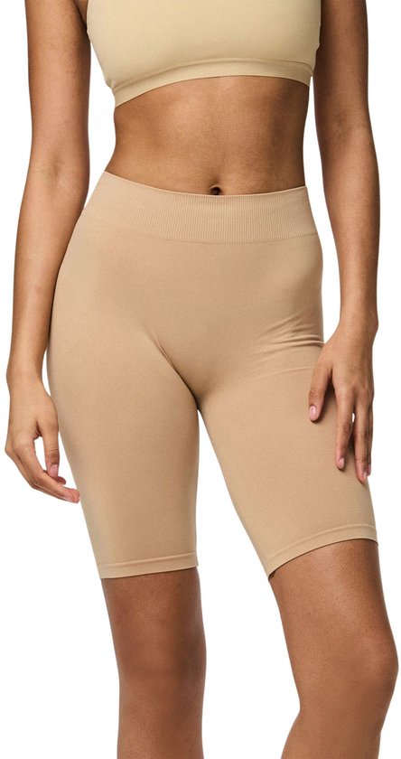 Model met huidskleurige fietsshort en bijpassende top.