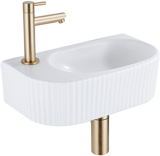 Lavabo blanc à nervures avec robinet et tuyau en laiton brossé.