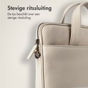 Off-white laptoptas met stevige ritssluiting met beige lederen puller.