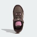 Bovenkant van een bruine kinderschoen met roze tong, klittenbandsluiting en beige Adidas strepen.