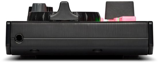 Zijkant van de Numark DJ2GO2 Touch DJ-controller, met een 3.5mm koptelefoonaansluiting en een USB-poort.