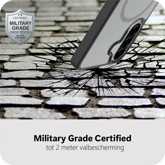 Transparante zwarte telefoonhoes die een val test op gebarsten stenen doorstaat, 'Military Grade Certified' logo.
