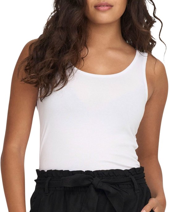 Detailopname van een witte tanktop gedragen door een model.