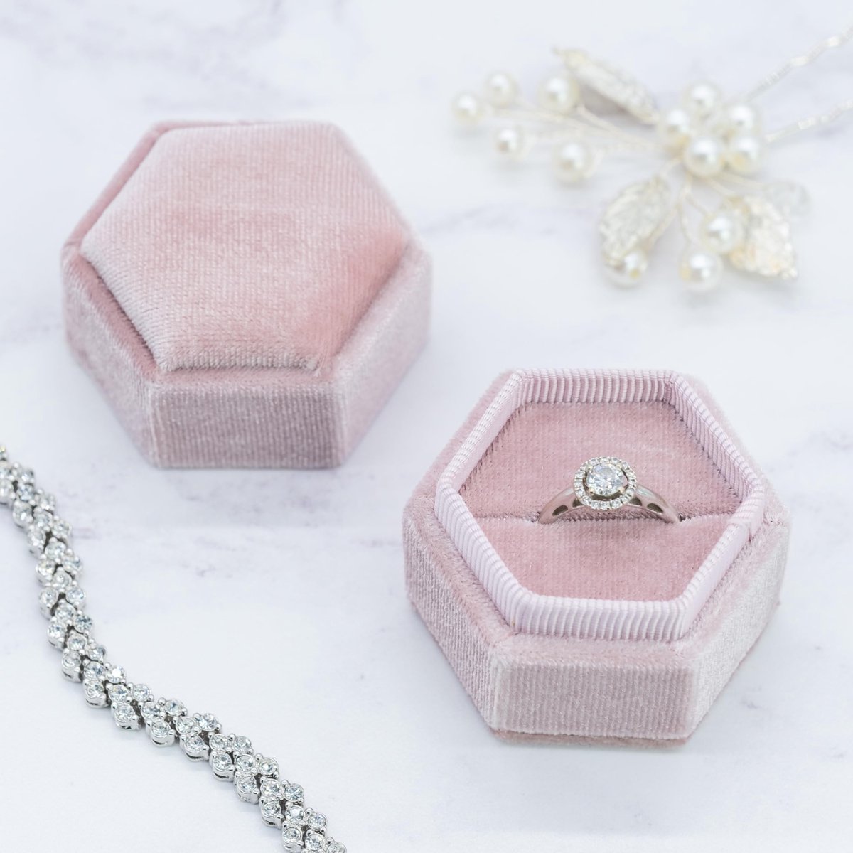 Dailygoods- Ringenbox Luxe - Roze Fluwelen Ringdoos - Sieraden Opbergdoos - Huwelijksaanzoek - Geschenkdoos met Schuim Binnenkant - Elegant Design - Juwelenbox