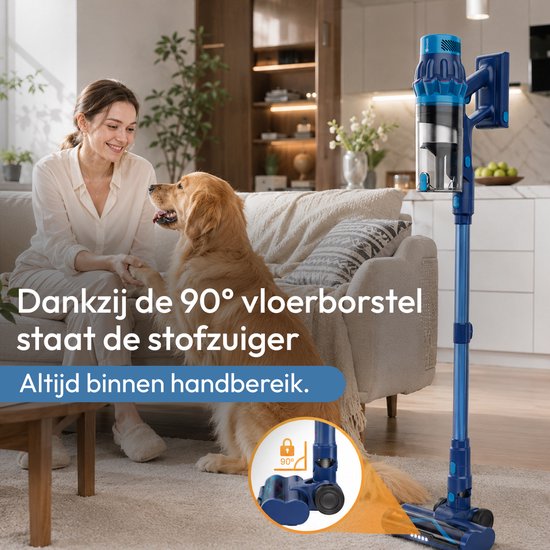 Vrouw met hond op de bank, blauwe steelstofzuiger met 90° vloerborstel in de buurt.