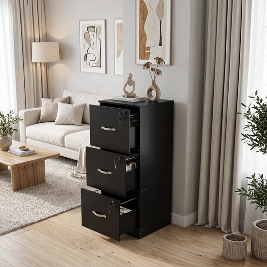 Zwarte archiefkast met drie lades, de middelste lade is deels geopend, in een woonkamer.