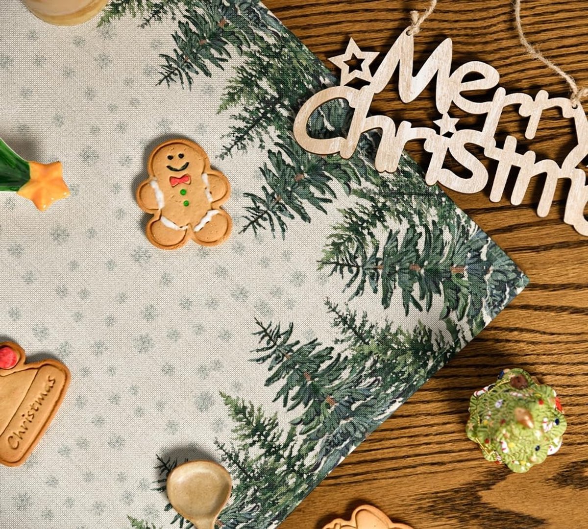 Dailygoods - Kersttafelkleed met Dennenmotief en Sneeuwvlokken 100 x 100 cm