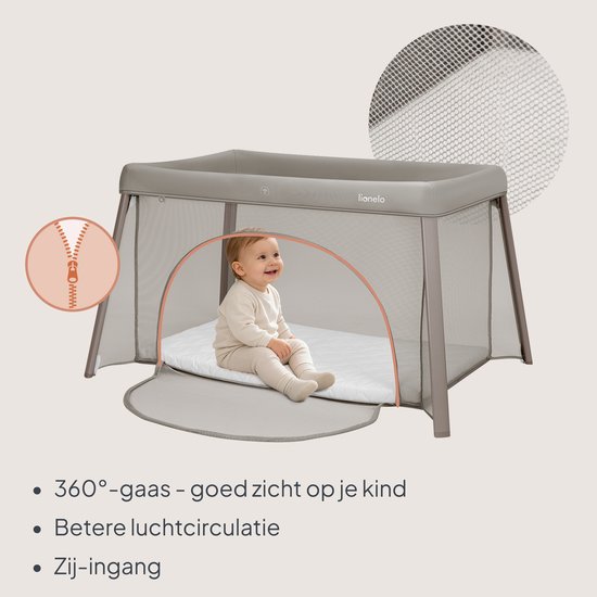 Een baby zit in een grijs reisbedje met 360° gaas voor betere ventilatie en een zij-ingang.