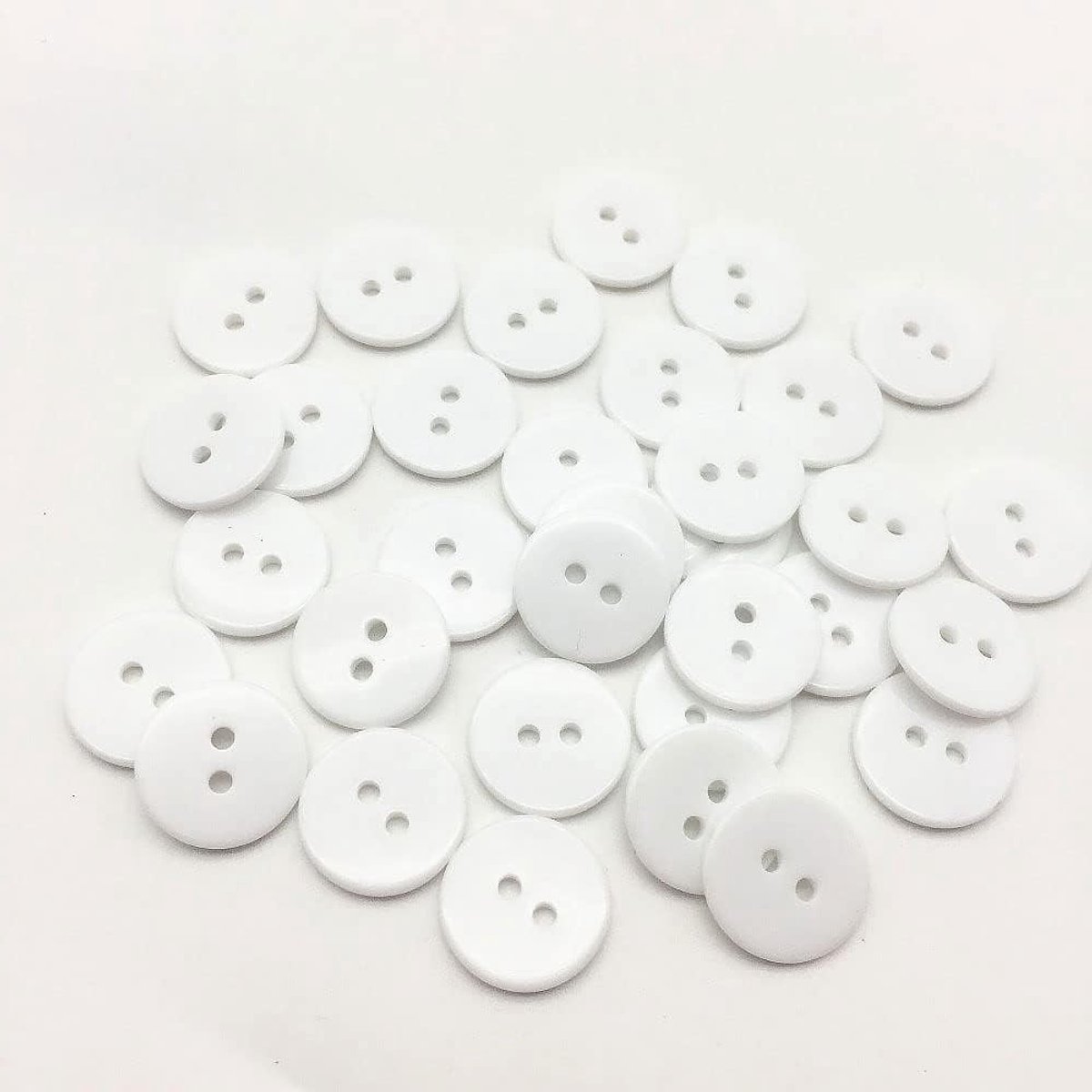 Handgemaakte Naaiknoppen van Hars met Plastic Opbergdoos voor Scrapbooking en DIY Projecten - 200 Stuks (Wit)