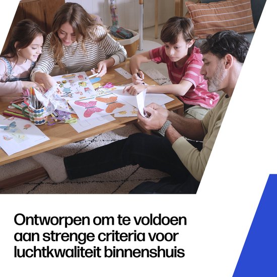 Gezin met vier kinderen doet knutselactiviteiten met vlinders.