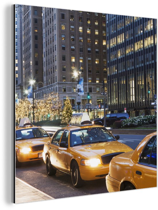 Aluminium schilderij van New Yorkse taxi's in het avondlicht, vanuit een hoek gezien voor een witte achtergrond.