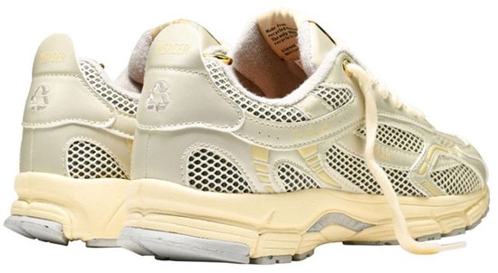 Crèmekleurige Mercer Amsterdam sneakers met mesh details en gele accenten. Vanuit de achterkant gezien.