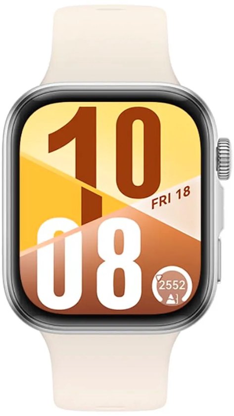 Smartwatch met crème-kleurige band en een vierkant scherm met de tijd 10:08 en datum FRI 18.