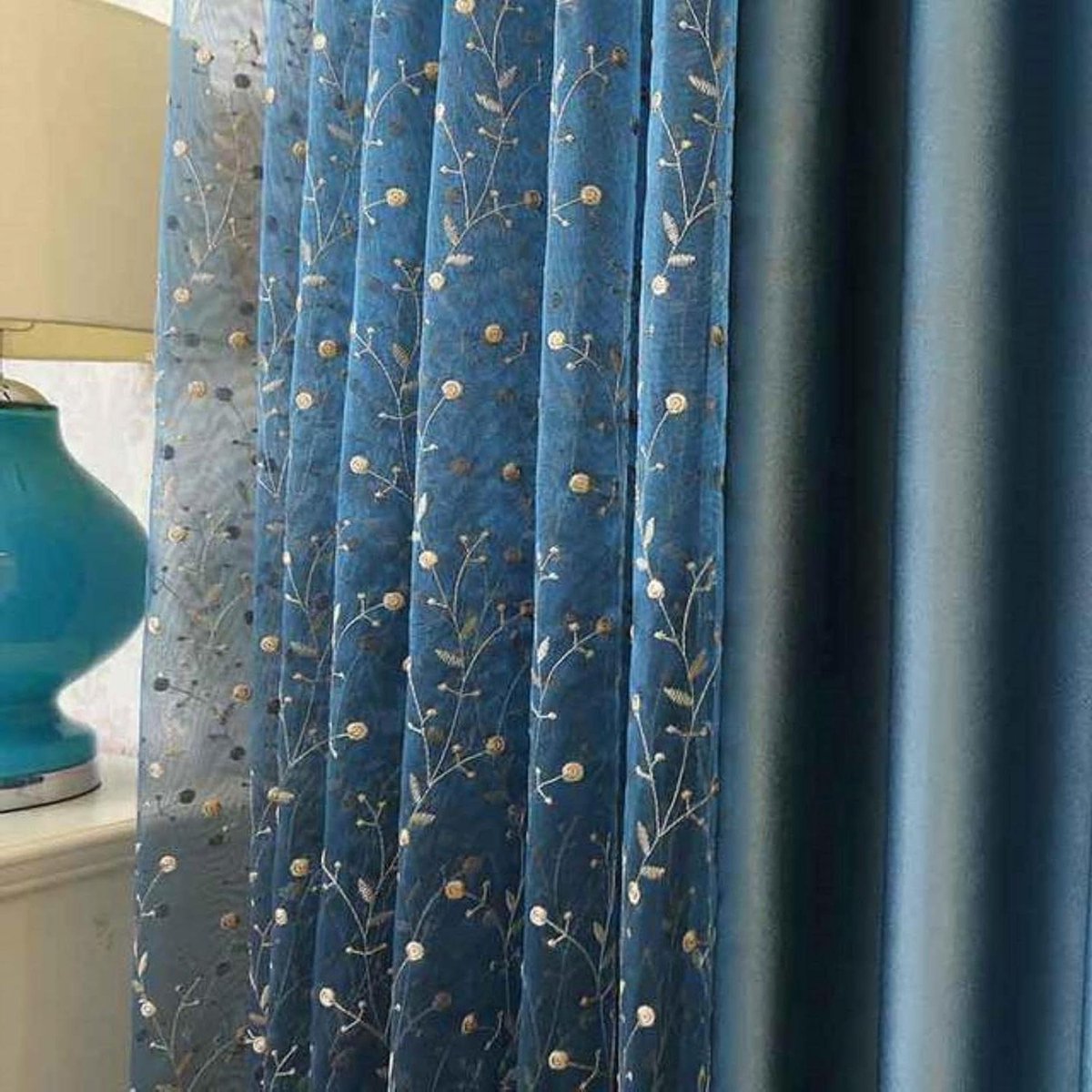 Luxe Tule Gordijn - Bloemen Voile Paneel - Sfeervolle Decoratie - Geborduurd Bloemenpatroon - W250xL260cm - Blauw