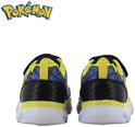 Achterkant van zwarte sneakers met Pikachu, gele en blauwe print, en carbon-look details.