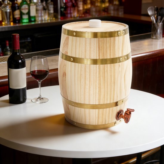 Houten vat met messing banden en een witte dop, op een tafel naast een fles wijn en glas.