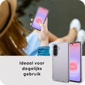 Vrouw houdt Samsung Galaxy A27 in doorzichtige FlexImpact Case vast, ideaal voor dagelijks gebruik.