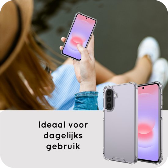 Vrouw houdt Samsung Galaxy A27 in doorzichtige FlexImpact Case vast, ideaal voor dagelijks gebruik.