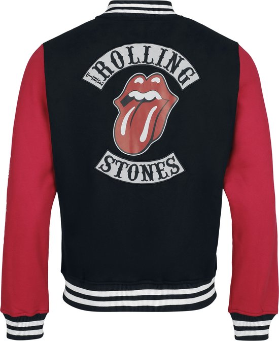 Achterkant van een zwarte collegejas met rode mouwen, het Rolling Stones-logo en de tekst 'ROLLING STONES'.