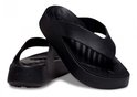 Paire de tongs compensées noires Crocs, l'une avec le logo Crocs, l'autre sur le côté.