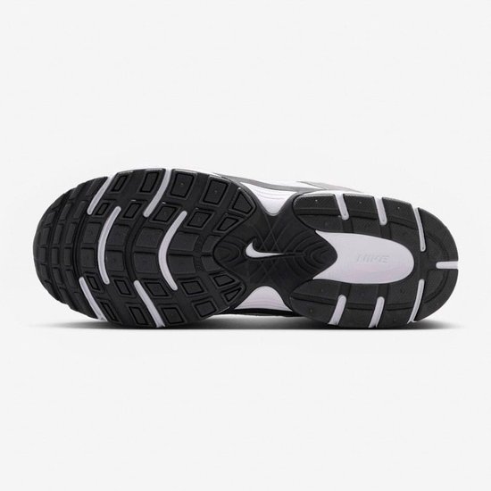 Onderkant van een witte Nike sneaker met zwart loopvlak en witte zool.