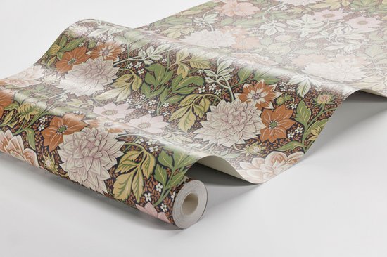 Behang met een donkerbruine ondergrond, bedekt met een groen en roze bloemenpatroon met grote dahlia's en kleine witte bloempjes.
