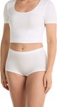 Model in witte crop top en witte short.