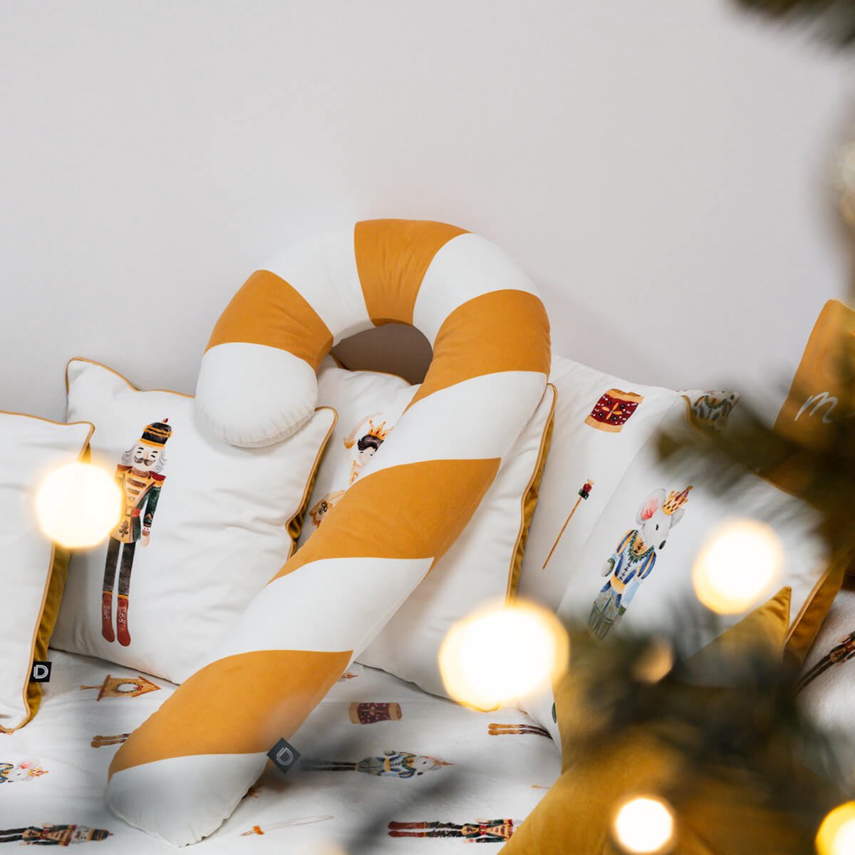 Decordruk XMAS Serie - Sierkussen - Muskaat Kleur - XXL Formaat - Suikerstok Vorm