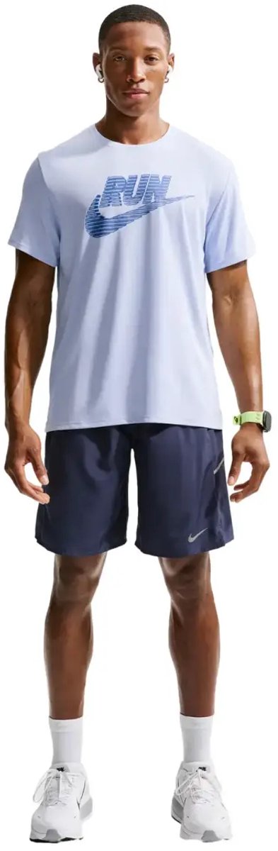 Nike dri-fit uv miler run energy t-shirt in de kleur . Blauw