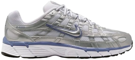 Nike P-6000 sneaker in metallic zilver en indigo, zijaanzicht van binnenkant.