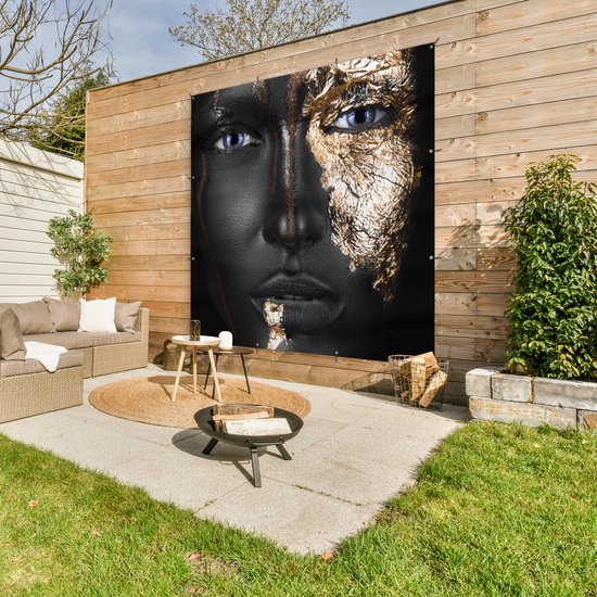 Affiche de Jardin Femme noire avec détails dorés - 200x200 cm