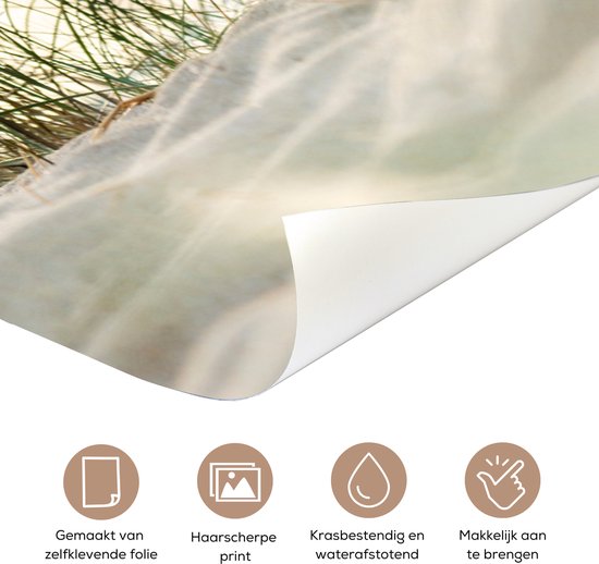 Detail van een deurposter met zandduinen en grassprieten, met indicaties voor zelfklevende folie en printkwaliteit.