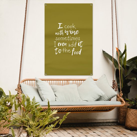 Tuinposter 80x120 cm - Tuindecoratie Wijn quote "I cook with wine sometimes I even add it to the food" met groene achtergrond - Poster voor in de tuin - Buiten decoratie - Schutting tuinschilderij - Tuindoek muurdecoratie - Wanddecoratie balkondoek