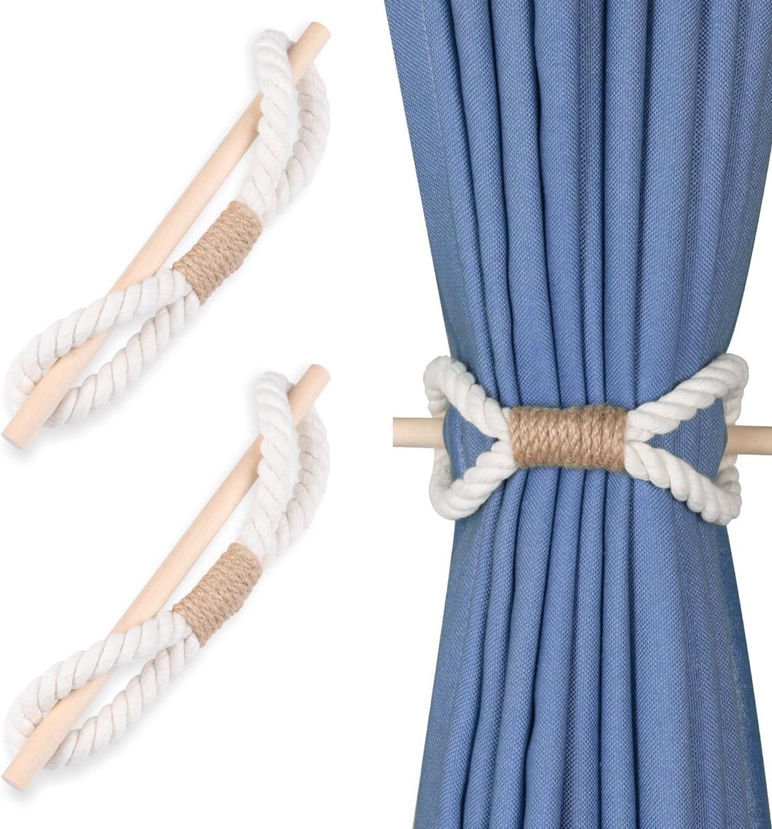 Twee handgemaakte gordijnbanden in bohemianstijl met houten stokjes en beige katoenen touw als gordijnophangers in rustieke stijl.