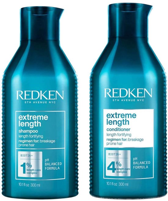Twee flessen Redken Extreme Length shampoo en conditioner in glanzend blauw met witte labels. De shampoo bevat 1% biotine en de conditioner 4%.