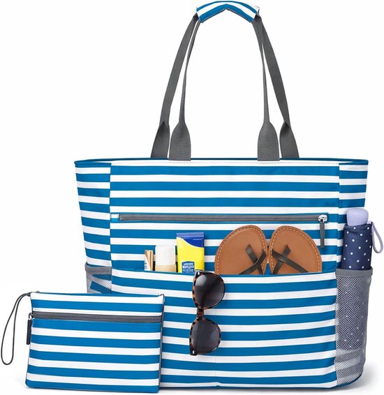 Grand sac de plage rayé bleu et blanc avec trousse assortie, lunettes de soleil, tongs et plusieurs poches.