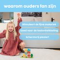 Lachend meisje met blonde krullen speelt met houten huisjes. Tekst: waarom ouders fan zijn.