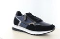 Zwarte sneaker met blauwe en zilverkleurige accenten, suède en gladde panelen, rits en veters.