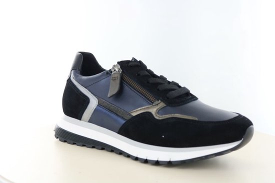 Zwarte sneaker met blauwe en zilverkleurige accenten, suède en gladde panelen, rits en veters.