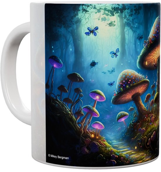 Een magische, gloeiende paddenstoelenbos met blauwe vlinders en een verlicht pad, met een deel van de mok zichtbaar.