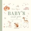 Boek met de titel 'BABY'S eerste jaar' in grote letters. Illustraties van een vos, konijnen, eekhoorn, hert, paddestoel en bloemen.