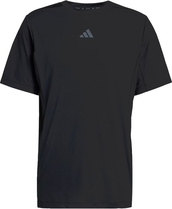Zwart Adidas performance shirt met korte mouwen en een subtiel textuurpatroon, met Adidas logo op de borst.