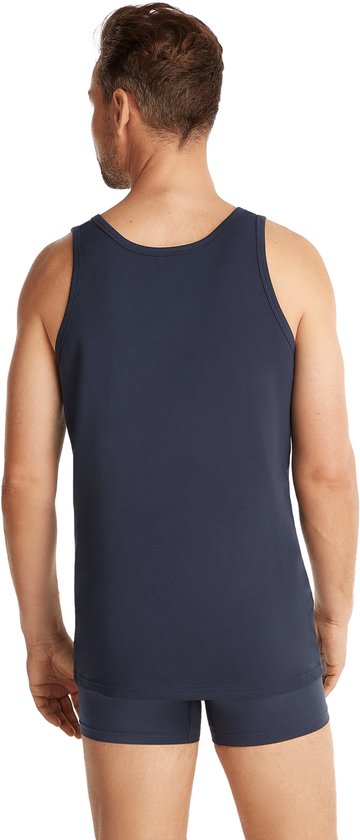 Man draagt een navy singlet met ronde hals en navy boxer.