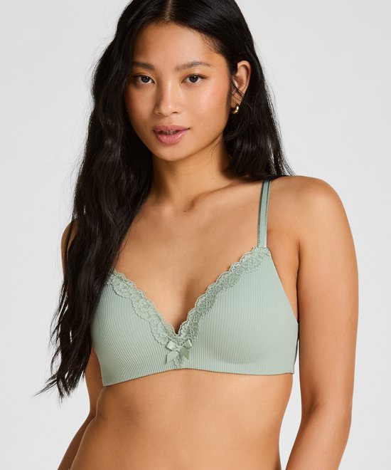 Model met een mintgroene, geribbelde bh met kanten cups en strikje middenvoor.