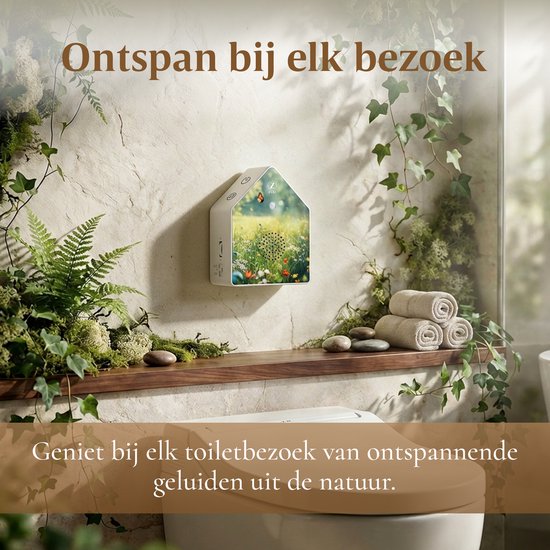 Zeri geluidshuisje met bloemenveld print hangt aan de muur boven een toilet.