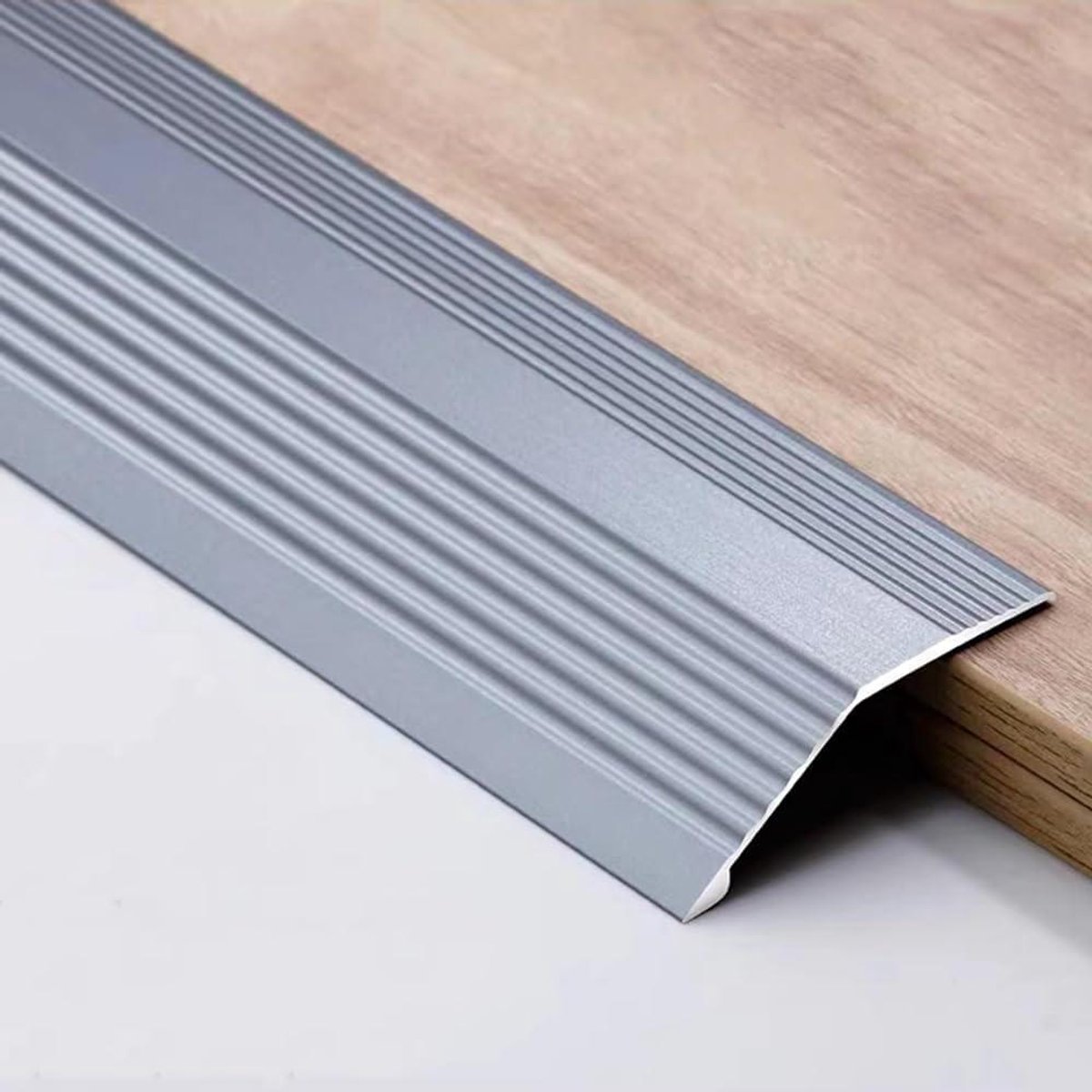 Vloerovergangsstrip Aluminium - Drempelhulp strip - Oneffen vloeren overbruggen - Rolstoel en robotstofzuiger geschikt - 90 cm lengte - Grijs