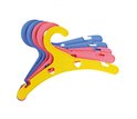 Stapel van 5 gekleurde poppenkledinghangers in geel, roze en blauw.